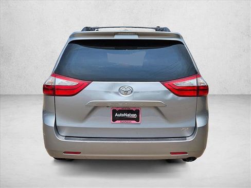 Used 2015 Toyota Sienna XLE FWD image 7