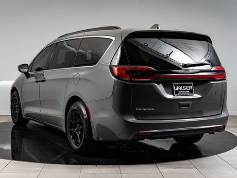 Used 2022 Chrysler Pacifica Touring-L FWD image 6