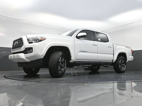 Used 2018 Toyota Tacoma TRD Sport AWD/4WD image 24