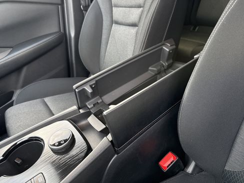 Used 2025 Nissan Rogue SV AWD/4WD image 18