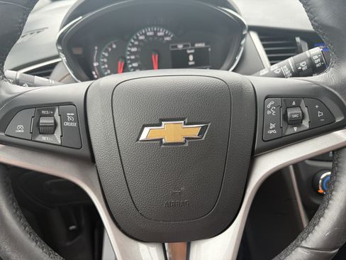 Used 2022 Chevrolet Trax LT w/ LT Convenience Package AWD/4WD image 13