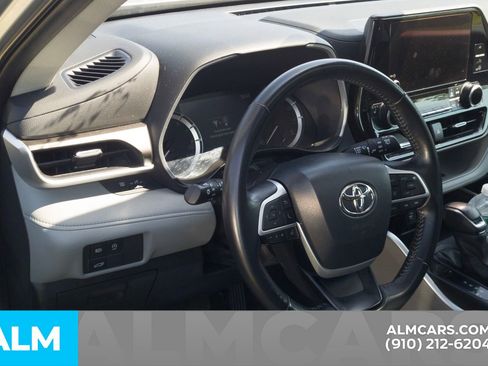 Used 2023 Toyota Highlander XLE AWD/4WD image 6