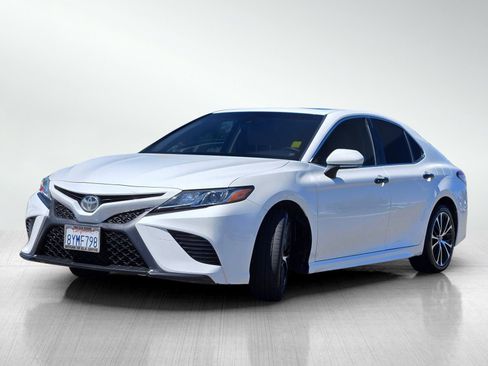 Used 2018 Toyota Camry SE w/ Moonroof Package FWD image 11