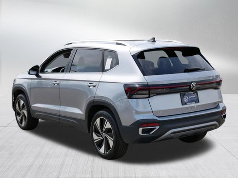 Certified 2025 Volkswagen Taos SE w/ Panoramic Sunroof Package AWD/4WD image 5