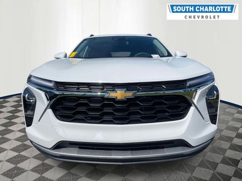 Used 2025 Chevrolet Trax LT FWD image 2