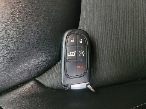 Used 2019 Jeep Cherokee Latitude Plus w/ Comfort/Convenience Group image 32