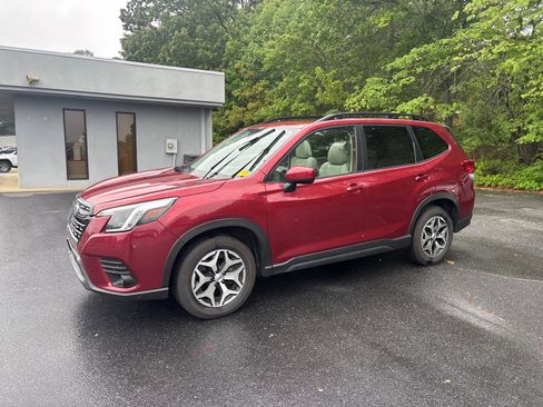 Used 2024 Subaru Forester Premium AWD/4WD image 2