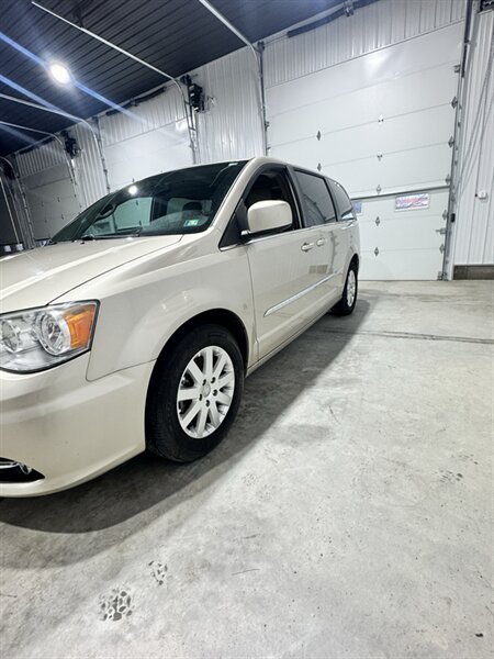Used 2013 Chrysler Town & Country Touring FWD image 4