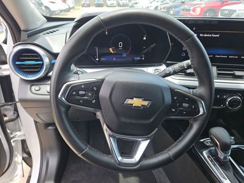 Used 2025 Chevrolet Trax LT w/ LT Convenience Package FWD image 18
