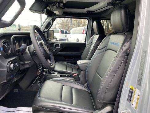 Used 2024 Jeep Wrangler Unlimited Rubicon 4xe image 17