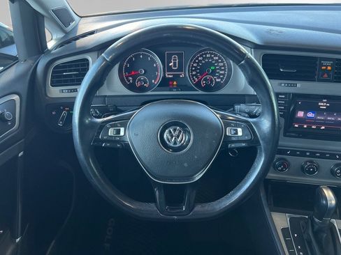 Used 2015 Volkswagen Golf S image 25