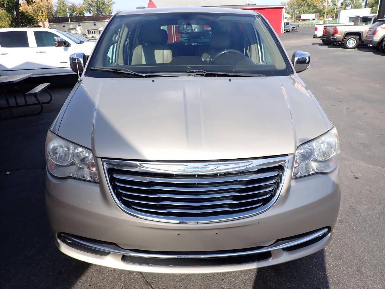 Used 2014 Chrysler Town & Country Touring-L w/ Driver Convenience Group FWD image 2