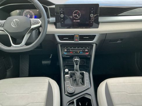 New 2025 Volkswagen Taos SE image 11
