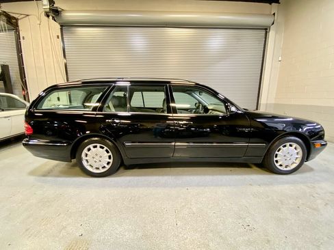 Used 2000 Mercedes-Benz E 320 Wagon image 7