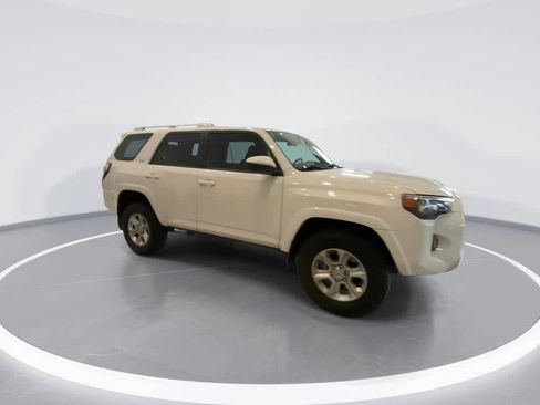 Used 2017 Toyota 4Runner SR5 AWD/4WD image 2
