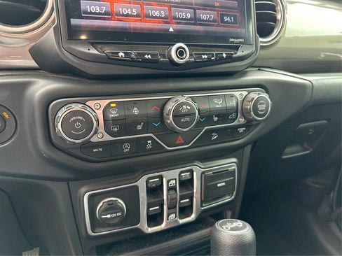 Used 2018 Jeep Wrangler Unlimited Sahara image 27