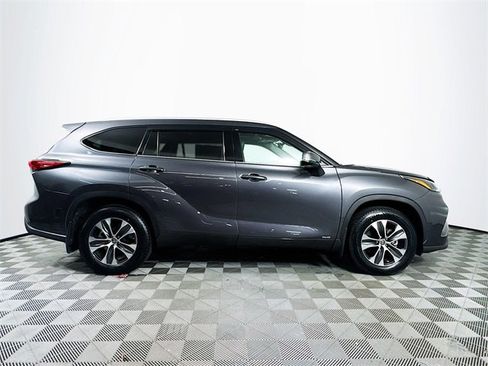 Used 2022 Toyota Highlander XLE image 9