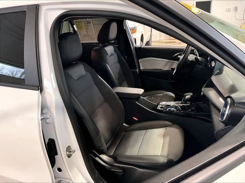 Used 2025 Chevrolet Trax LT w/ LT Convenience Package image 11