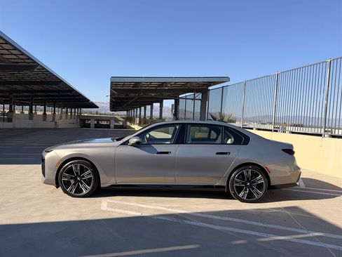 Used 2023 BMW i7 xDrive60 w/ Parking Assistance Package AWD/4WD image 2