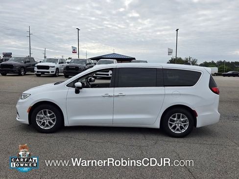 Used 2023 Chrysler Pacifica Touring-L FWD image 4
