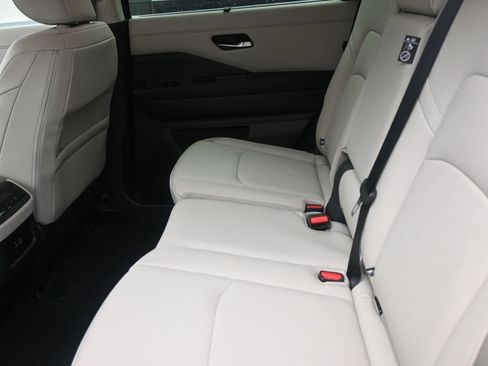 Used 2025 Nissan Pathfinder SL FWD image 13