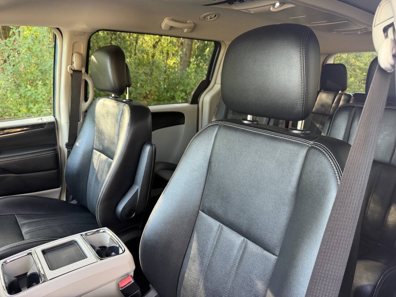 Used 2012 Chrysler Town & Country Touring w/ Entertainment Group #1 FWD image 10