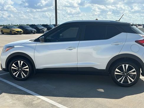Used 2018 Nissan Kicks SV FWD image 10