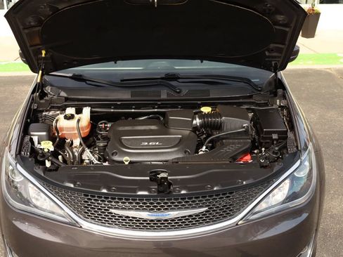 Used 2018 Chrysler Pacifica Touring-L FWD image 64