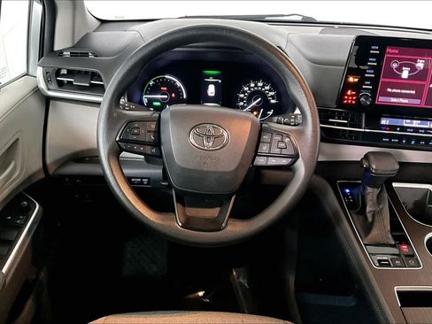 Used 2022 Toyota Sienna LE image 5