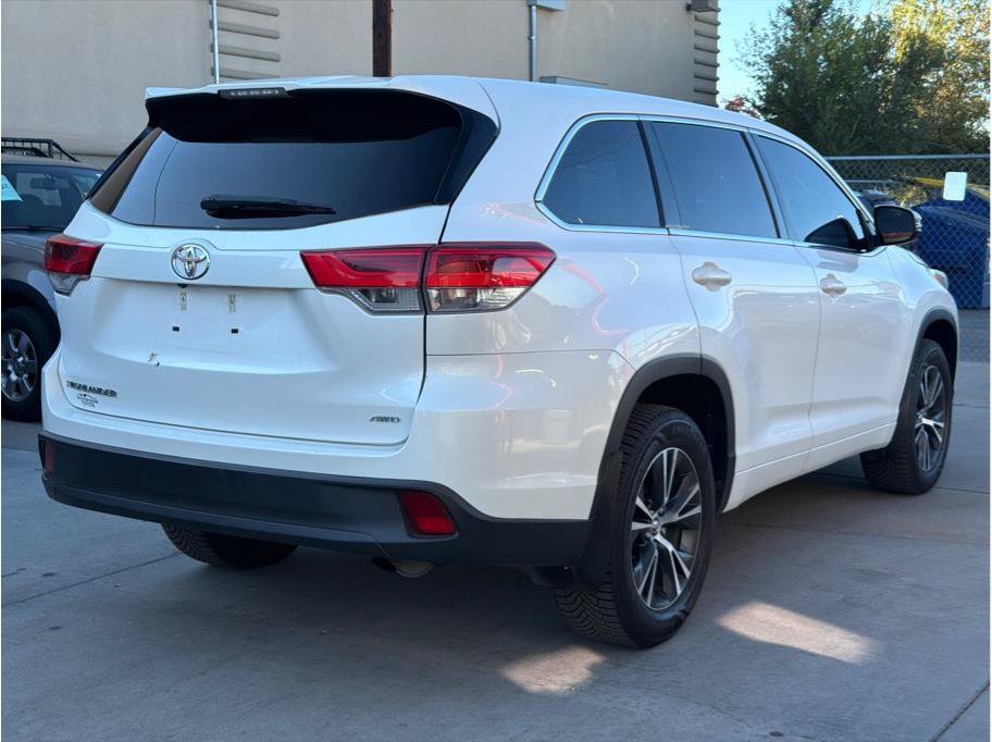Used 2018 Toyota Highlander LE w/ Carpet Mat Package (TMS) AWD/4WD image 3