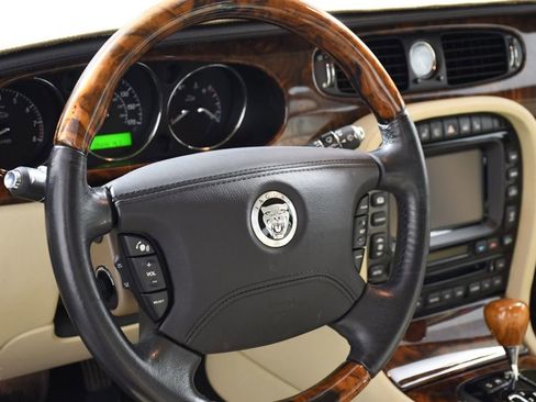 Used 2009 Jaguar XJ8 RWD image 17