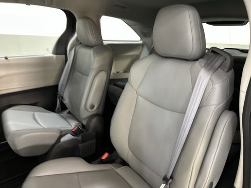 Used 2021 Toyota Sienna XLE w/ XLE Plus Package image 21