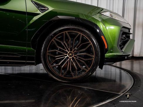 Used 2025 Lamborghini Urus SE AWD/4WD image 17