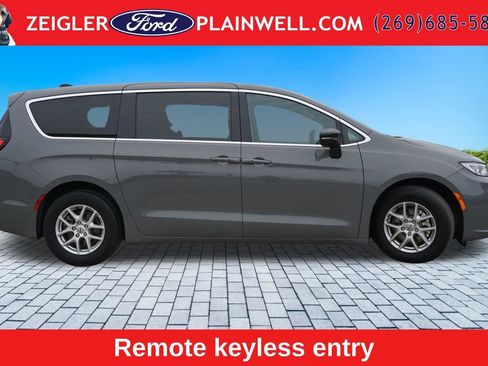 Used 2025 Chrysler Pacifica Select FWD image 6