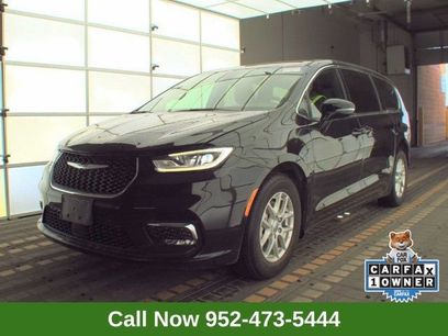 Used 2025 Chrysler Pacifica Select