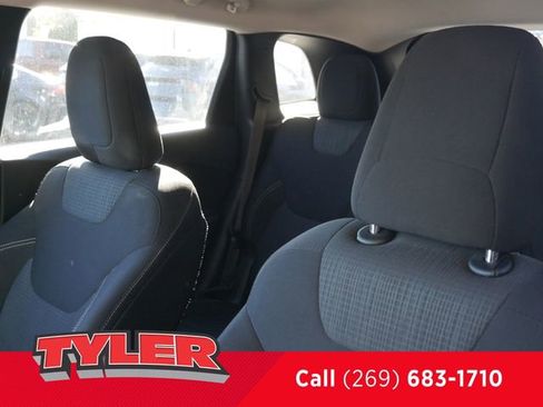 Used 2015 Jeep Cherokee Latitude w/ Cold Weather Group image 38