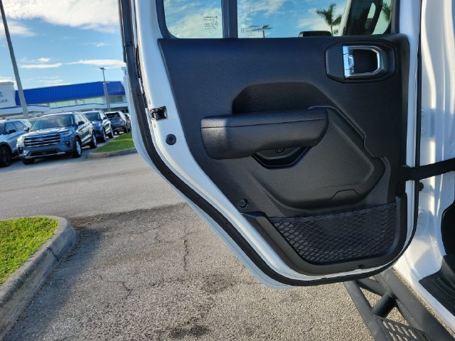 Used 2025 Jeep Gladiator Sport AWD/4WD image 13