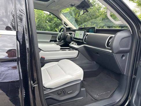 Used 2025 Ford Expedition Platinum w/ Driver's Package AWD/4WD image 35