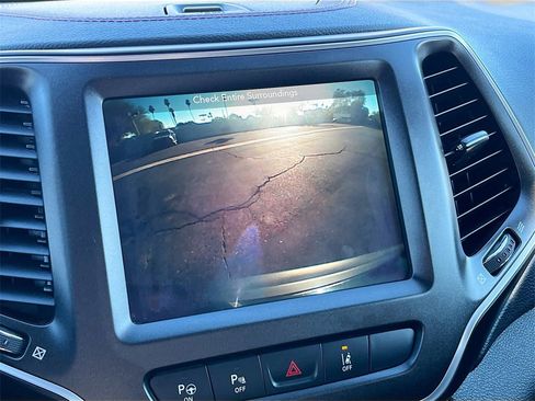 Used 2019 Jeep Cherokee Trailhawk image 14