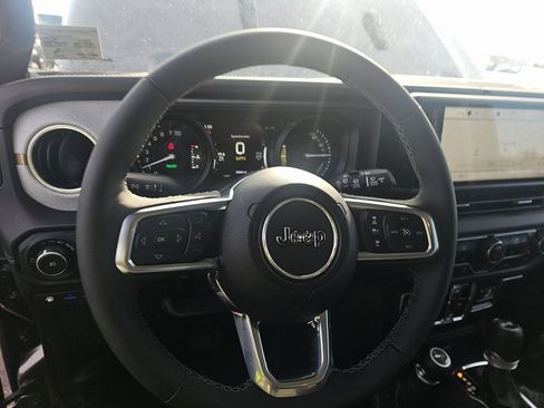 Used 2025 Jeep Wrangler Unlimited Sahara image 2