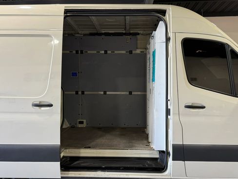 Used 2022 Mercedes-Benz Sprinter 2500 image 9