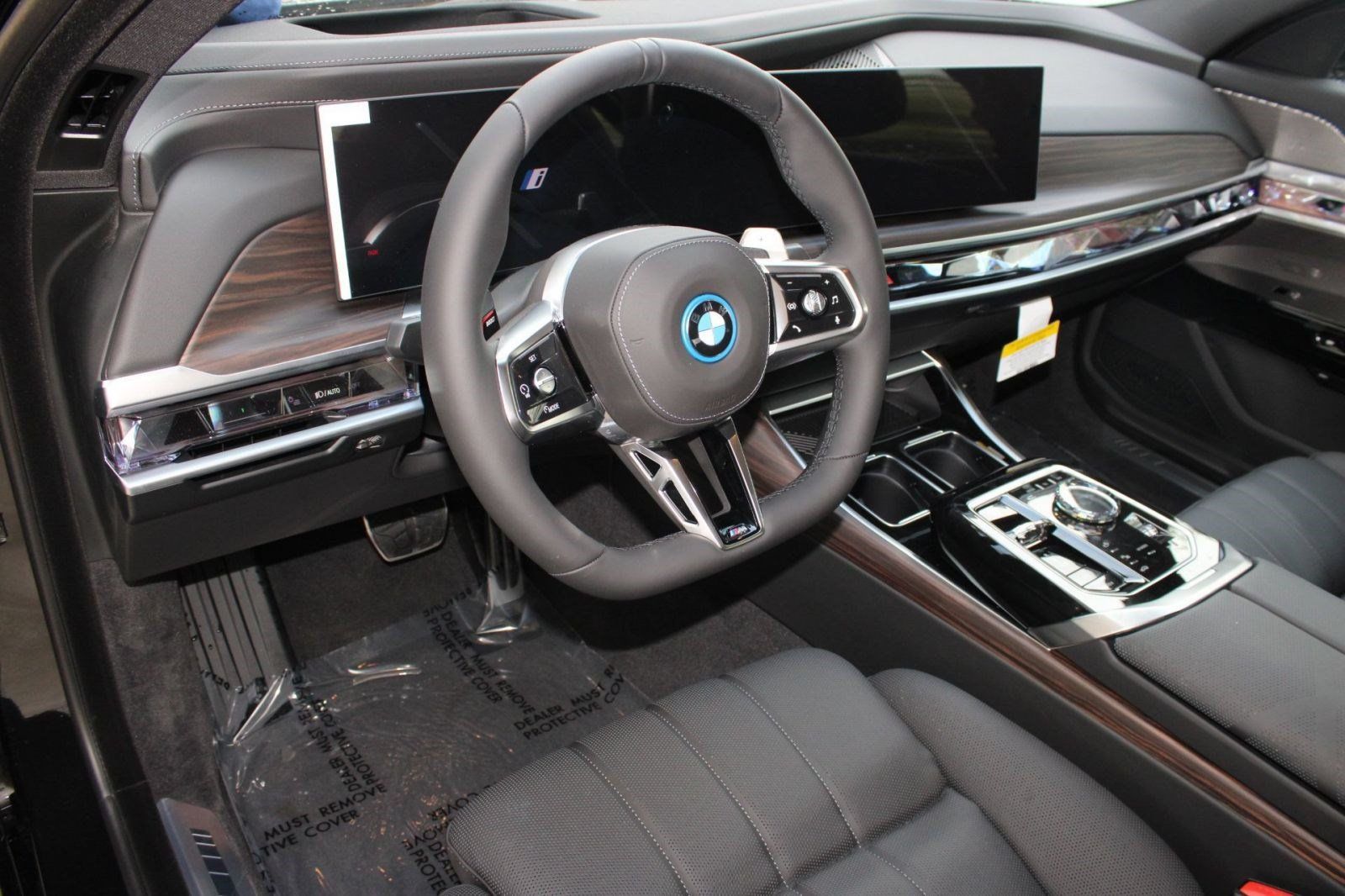 Used 2026 BMW 750e xDrive AWD/4WD image 4