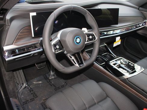 Used 2026 BMW 750e xDrive AWD/4WD image 4