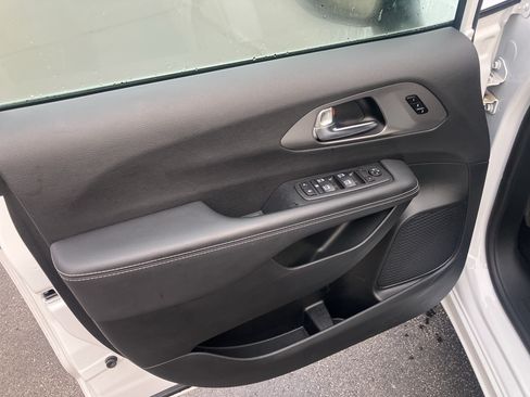 Used 2025 Chrysler Pacifica Select FWD image 18