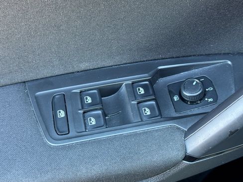 Used 2019 Volkswagen Tiguan S w/ 3rd Row Seat Package AWD/4WD image 12