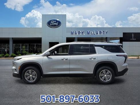 Used 2024 Chevrolet Traverse LT FWD image 2