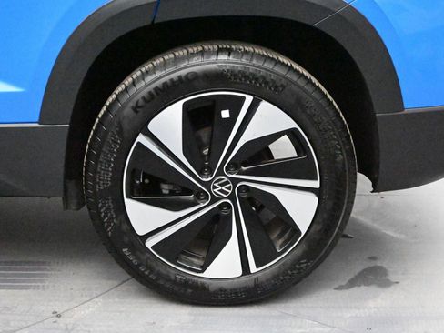 Used 2025 Volkswagen Taos SE w/ Panoramic Sunroof Package image 11