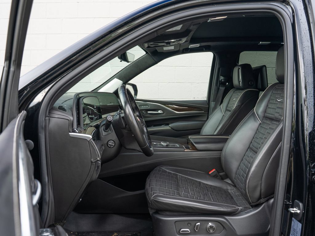 Used 2023 Cadillac Escalade Sport Platinum w/ Heavy-Duty Trailer Package AWD/4WD image 17