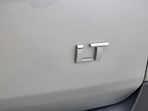 Used 2021 Chevrolet Traverse LT image 17