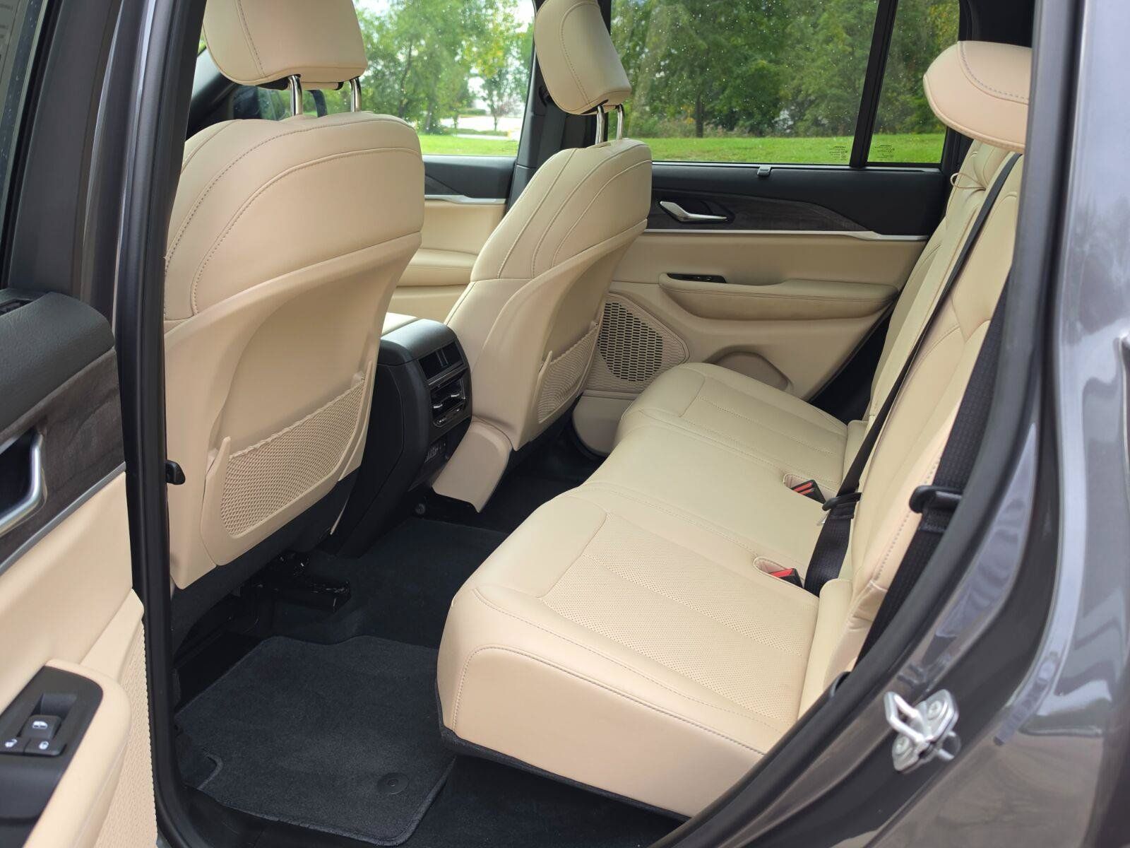 Used 2025 Jeep Grand Cherokee Limited w/ Luxury Tech Group II AWD/4WD image 17